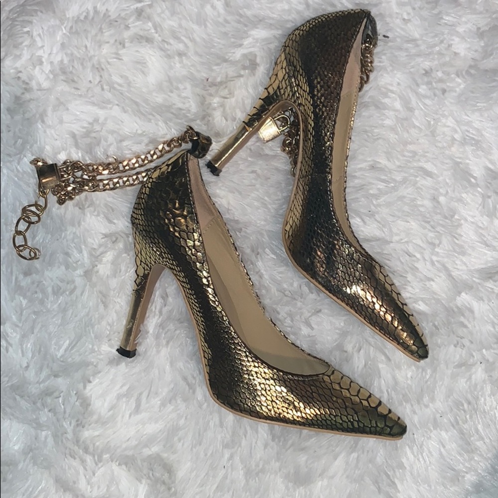 Gold Chained Pump - Picture 2 of 2
